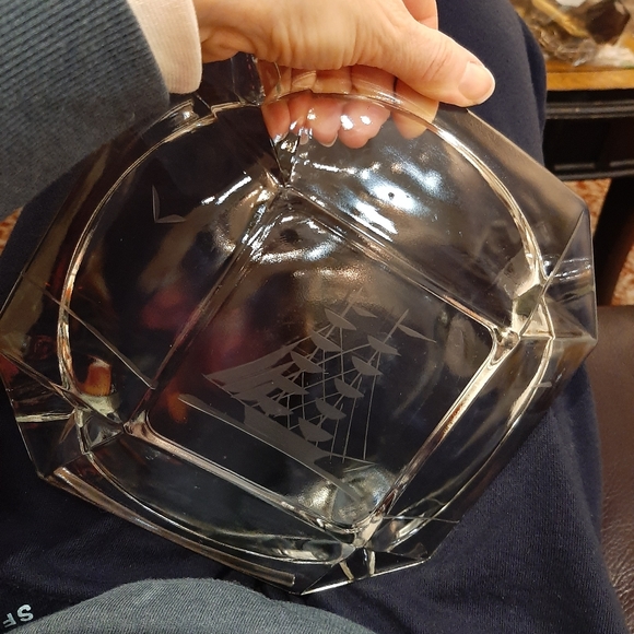 Vintage etched glass ashtray - Picture 4 of 11